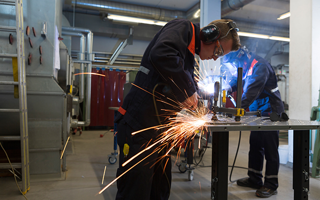 Mainzer Netze-Mitarbeiter beim Metallschleifen 3 Mainzer Netze-Mitarbeiter beim Metallschleifen 3