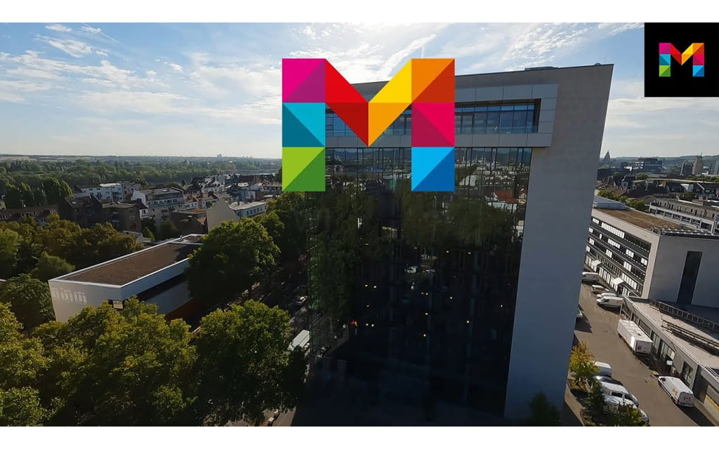 Stadtwerke Hochhaus mit bunten M im Vordergrund